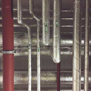 An industrial ceiling with some pipes