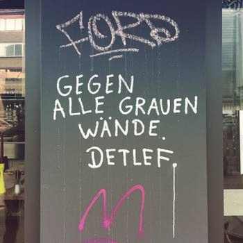 Writing on wall in German: Gegen alle grauen Wände - Against all gray walls