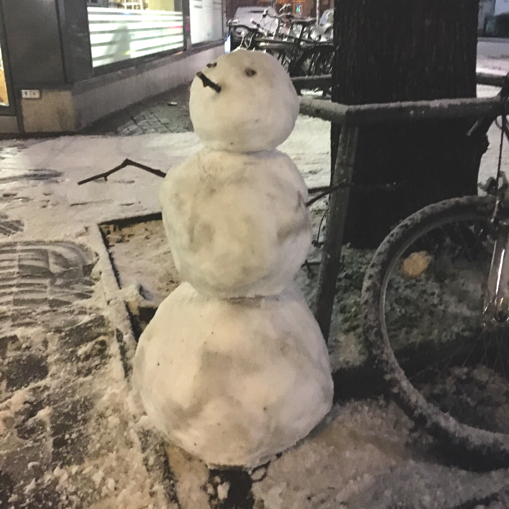 A small snow man